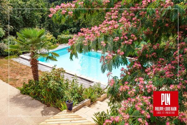 À 5MN du Mans, une propriété d'architecte rare réunissant 2 chambres de plain-pied, une piscine et un magnifique parc paysager