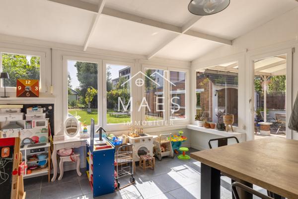 Maison semi-individuelle – parcelle de 570 m2 – 3 chambres – Garage & stationnements privatifs