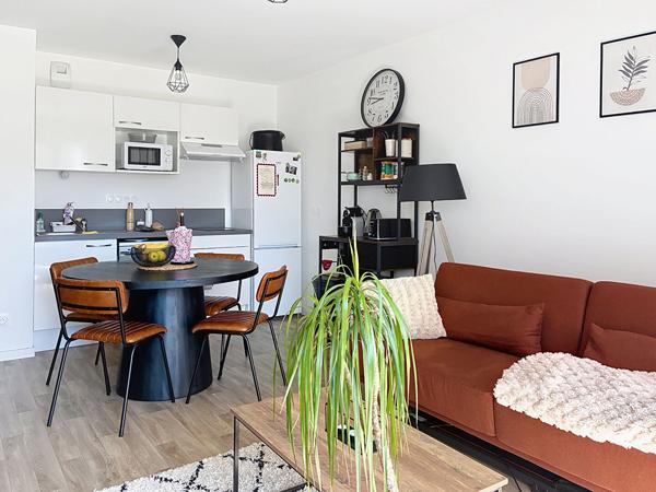 Investissement clé en main : appartement loué et meublé à seulement 10 min d'Angers