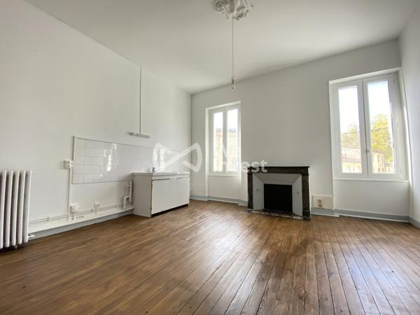 Immeuble locatif avec local et logement – Hyper centre de Blaye –