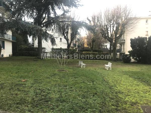 Rive gauche, très bien situé, au calme et sans vis à vis, 3 pièces à rénover.