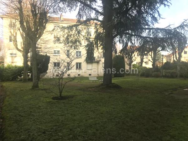 Rive gauche, très bien situé, au calme et sans vis à vis, 3 pièces à rénover.