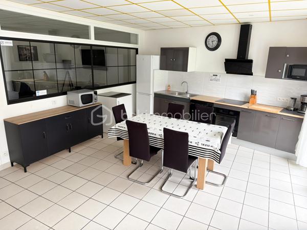 Découvrez cette maison de 180 m² habitables, issue de la réhabilitation d'anciens bureaux en habitation. Son agencement optimisé et ses beaux volumes en font un bien parfaitement adapté à un projet d'investissement locatif, de colocation ou à une grande famille.

Au rez-de-chaussée, vous profiterez d'une vaste pièce de vie réunissant salon, salle à manger et cuisine, créant un espace convivial et fonctionnel. Une buanderie ainsi qu'un WC indépendant complètent ce niveau.
Les deux étages offrent chacun trois chambres, soit un total de six chambres, ainsi qu'une salle d'eau équipée d'une douche, d'une vasque et d'un WC à chaque niveau.
Grâce à sa distribution bien pensée et à sa capacité d'accueil, cette maison représente une belle opportunité pour un projet de colocation ou de location meublée, tout en pouvant convenir à une famille à la recherche de nombreux espaces de vie.
Son histoire et sa transformation lui confèrent un caractère atypique, avec une configuration différente des maisons traditionnelles, offrant ainsi un bien original et fonctionnel.