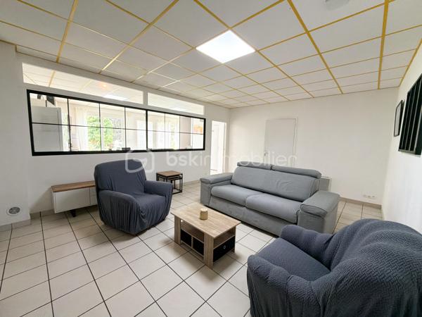 Découvrez cette maison de 180 m² habitables, issue de la réhabilitation d'anciens bureaux en habitation. Son agencement optimisé et ses beaux volumes en font un bien parfaitement adapté à un projet d'investissement locatif, de colocation ou à une grande famille.

Au rez-de-chaussée, vous profiterez d'une vaste pièce de vie réunissant salon, salle à manger et cuisine, créant un espace convivial et fonctionnel. Une buanderie ainsi qu'un WC indépendant complètent ce niveau.
Les deux étages offrent chacun trois chambres, soit un total de six chambres, ainsi qu'une salle d'eau équipée d'une douche, d'une vasque et d'un WC à chaque niveau.
Grâce à sa distribution bien pensée et à sa capacité d'accueil, cette maison représente une belle opportunité pour un projet de colocation ou de location meublée, tout en pouvant convenir à une famille à la recherche de nombreux espaces de vie.
Son histoire et sa transformation lui confèrent un caractère atypique, avec une configuration différente des maisons traditionnelles, offrant ainsi un bien original et fonctionnel.