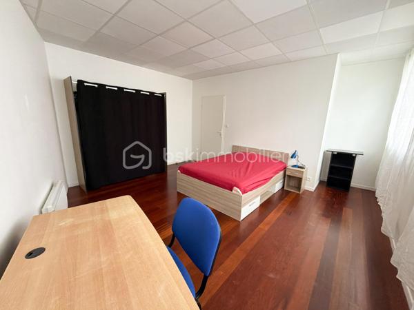 Découvrez cette maison de 180 m² habitables, issue de la réhabilitation d'anciens bureaux en habitation. Son agencement optimisé et ses beaux volumes en font un bien parfaitement adapté à un projet d'investissement locatif, de colocation ou à une grande famille.

Au rez-de-chaussée, vous profiterez d'une vaste pièce de vie réunissant salon, salle à manger et cuisine, créant un espace convivial et fonctionnel. Une buanderie ainsi qu'un WC indépendant complètent ce niveau.
Les deux étages offrent chacun trois chambres, soit un total de six chambres, ainsi qu'une salle d'eau équipée d'une douche, d'une vasque et d'un WC à chaque niveau.
Grâce à sa distribution bien pensée et à sa capacité d'accueil, cette maison représente une belle opportunité pour un projet de colocation ou de location meublée, tout en pouvant convenir à une famille à la recherche de nombreux espaces de vie.
Son histoire et sa transformation lui confèrent un caractère atypique, avec une configuration différente des maisons traditionnelles, offrant ainsi un bien original et fonctionnel.