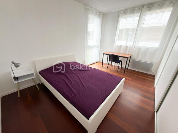 Découvrez cette maison de 180 m² habitables, issue de la réhabilitation d'anciens bureaux en habitation. Son agencement optimisé et ses beaux volumes en font un bien parfaitement adapté à un projet d'investissement locatif, de colocation ou à une grande famille.

Au rez-de-chaussée, vous profiterez d'une vaste pièce de vie réunissant salon, salle à manger et cuisine, créant un espace convivial et fonctionnel. Une buanderie ainsi qu'un WC indépendant complètent ce niveau.
Les deux étages offrent chacun trois chambres, soit un total de six chambres, ainsi qu'une salle d'eau équipée d'une douche, d'une vasque et d'un WC à chaque niveau.
Grâce à sa distribution bien pensée et à sa capacité d'accueil, cette maison représente une belle opportunité pour un projet de colocation ou de location meublée, tout en pouvant convenir à une famille à la recherche de nombreux espaces de vie.
Son histoire et sa transformation lui confèrent un caractère atypique, avec une configuration différente des maisons traditionnelles, offrant ainsi un bien original et fonctionnel.