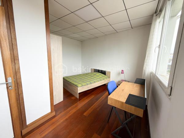 Découvrez cette maison de 180 m² habitables, issue de la réhabilitation d'anciens bureaux en habitation. Son agencement optimisé et ses beaux volumes en font un bien parfaitement adapté à un projet d'investissement locatif, de colocation ou à une grande famille.

Au rez-de-chaussée, vous profiterez d'une vaste pièce de vie réunissant salon, salle à manger et cuisine, créant un espace convivial et fonctionnel. Une buanderie ainsi qu'un WC indépendant complètent ce niveau.
Les deux étages offrent chacun trois chambres, soit un total de six chambres, ainsi qu'une salle d'eau équipée d'une douche, d'une vasque et d'un WC à chaque niveau.
Grâce à sa distribution bien pensée et à sa capacité d'accueil, cette maison représente une belle opportunité pour un projet de colocation ou de location meublée, tout en pouvant convenir à une famille à la recherche de nombreux espaces de vie.
Son histoire et sa transformation lui confèrent un caractère atypique, avec une configuration différente des maisons traditionnelles, offrant ainsi un bien original et fonctionnel.