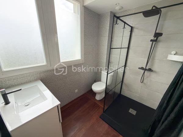 Découvrez cette maison de 180 m² habitables, issue de la réhabilitation d'anciens bureaux en habitation. Son agencement optimisé et ses beaux volumes en font un bien parfaitement adapté à un projet d'investissement locatif, de colocation ou à une grande famille.

Au rez-de-chaussée, vous profiterez d'une vaste pièce de vie réunissant salon, salle à manger et cuisine, créant un espace convivial et fonctionnel. Une buanderie ainsi qu'un WC indépendant complètent ce niveau.
Les deux étages offrent chacun trois chambres, soit un total de six chambres, ainsi qu'une salle d'eau équipée d'une douche, d'une vasque et d'un WC à chaque niveau.
Grâce à sa distribution bien pensée et à sa capacité d'accueil, cette maison représente une belle opportunité pour un projet de colocation ou de location meublée, tout en pouvant convenir à une famille à la recherche de nombreux espaces de vie.
Son histoire et sa transformation lui confèrent un caractère atypique, avec une configuration différente des maisons traditionnelles, offrant ainsi un bien original et fonctionnel.