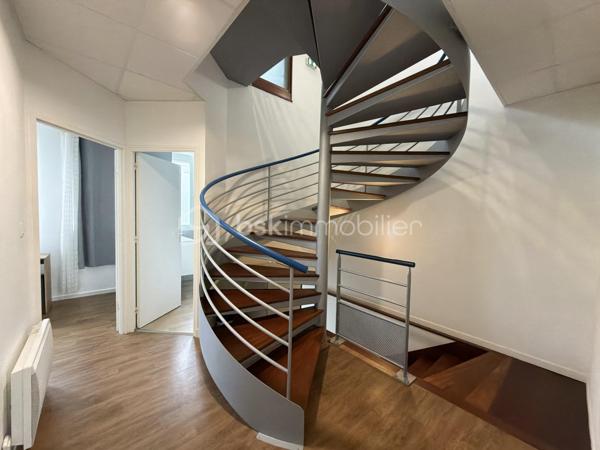 Découvrez cette maison de 180 m² habitables, issue de la réhabilitation d'anciens bureaux en habitation. Son agencement optimisé et ses beaux volumes en font un bien parfaitement adapté à un projet d'investissement locatif, de colocation ou à une grande famille.

Au rez-de-chaussée, vous profiterez d'une vaste pièce de vie réunissant salon, salle à manger et cuisine, créant un espace convivial et fonctionnel. Une buanderie ainsi qu'un WC indépendant complètent ce niveau.
Les deux étages offrent chacun trois chambres, soit un total de six chambres, ainsi qu'une salle d'eau équipée d'une douche, d'une vasque et d'un WC à chaque niveau.
Grâce à sa distribution bien pensée et à sa capacité d'accueil, cette maison représente une belle opportunité pour un projet de colocation ou de location meublée, tout en pouvant convenir à une famille à la recherche de nombreux espaces de vie.
Son histoire et sa transformation lui confèrent un caractère atypique, avec une configuration différente des maisons traditionnelles, offrant ainsi un bien original et fonctionnel.