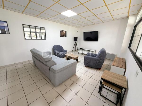 Découvrez cette maison de 180 m² habitables, issue de la réhabilitation d'anciens bureaux en habitation. Son agencement optimisé et ses beaux volumes en font un bien parfaitement adapté à un projet d'investissement locatif, de colocation ou à une grande famille.

Au rez-de-chaussée, vous profiterez d'une vaste pièce de vie réunissant salon, salle à manger et cuisine, créant un espace convivial et fonctionnel. Une buanderie ainsi qu'un WC indépendant complètent ce niveau.
Les deux étages offrent chacun trois chambres, soit un total de six chambres, ainsi qu'une salle d'eau équipée d'une douche, d'une vasque et d'un WC à chaque niveau.
Grâce à sa distribution bien pensée et à sa capacité d'accueil, cette maison représente une belle opportunité pour un projet de colocation ou de location meublée, tout en pouvant convenir à une famille à la recherche de nombreux espaces de vie.
Son histoire et sa transformation lui confèrent un caractère atypique, avec une configuration différente des maisons traditionnelles, offrant ainsi un bien original et fonctionnel.