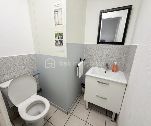Découvrez cette maison de 180 m² habitables, issue de la réhabilitation d'anciens bureaux en habitation. Son agencement optimisé et ses beaux volumes en font un bien parfaitement adapté à un projet d'investissement locatif, de colocation ou à une grande famille.

Au rez-de-chaussée, vous profiterez d'une vaste pièce de vie réunissant salon, salle à manger et cuisine, créant un espace convivial et fonctionnel. Une buanderie ainsi qu'un WC indépendant complètent ce niveau.
Les deux étages offrent chacun trois chambres, soit un total de six chambres, ainsi qu'une salle d'eau équipée d'une douche, d'une vasque et d'un WC à chaque niveau.
Grâce à sa distribution bien pensée et à sa capacité d'accueil, cette maison représente une belle opportunité pour un projet de colocation ou de location meublée, tout en pouvant convenir à une famille à la recherche de nombreux espaces de vie.
Son histoire et sa transformation lui confèrent un caractère atypique, avec une configuration différente des maisons traditionnelles, offrant ainsi un bien original et fonctionnel.