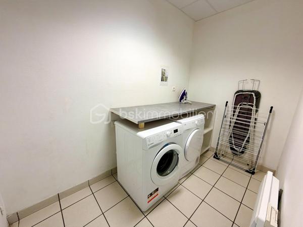 Découvrez cette maison de 180 m² habitables, issue de la réhabilitation d'anciens bureaux en habitation. Son agencement optimisé et ses beaux volumes en font un bien parfaitement adapté à un projet d'investissement locatif, de colocation ou à une grande famille.

Au rez-de-chaussée, vous profiterez d'une vaste pièce de vie réunissant salon, salle à manger et cuisine, créant un espace convivial et fonctionnel. Une buanderie ainsi qu'un WC indépendant complètent ce niveau.
Les deux étages offrent chacun trois chambres, soit un total de six chambres, ainsi qu'une salle d'eau équipée d'une douche, d'une vasque et d'un WC à chaque niveau.
Grâce à sa distribution bien pensée et à sa capacité d'accueil, cette maison représente une belle opportunité pour un projet de colocation ou de location meublée, tout en pouvant convenir à une famille à la recherche de nombreux espaces de vie.
Son histoire et sa transformation lui confèrent un caractère atypique, avec une configuration différente des maisons traditionnelles, offrant ainsi un bien original et fonctionnel.