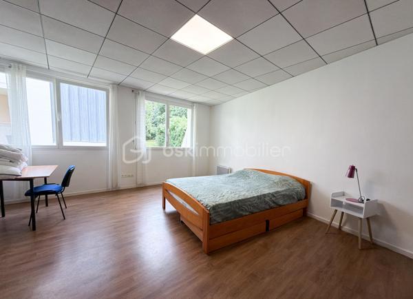 Découvrez cette maison de 180 m² habitables, issue de la réhabilitation d'anciens bureaux en habitation. Son agencement optimisé et ses beaux volumes en font un bien parfaitement adapté à un projet d'investissement locatif, de colocation ou à une grande famille.

Au rez-de-chaussée, vous profiterez d'une vaste pièce de vie réunissant salon, salle à manger et cuisine, créant un espace convivial et fonctionnel. Une buanderie ainsi qu'un WC indépendant complètent ce niveau.
Les deux étages offrent chacun trois chambres, soit un total de six chambres, ainsi qu'une salle d'eau équipée d'une douche, d'une vasque et d'un WC à chaque niveau.
Grâce à sa distribution bien pensée et à sa capacité d'accueil, cette maison représente une belle opportunité pour un projet de colocation ou de location meublée, tout en pouvant convenir à une famille à la recherche de nombreux espaces de vie.
Son histoire et sa transformation lui confèrent un caractère atypique, avec une configuration différente des maisons traditionnelles, offrant ainsi un bien original et fonctionnel.