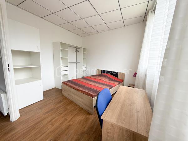 Découvrez cette maison de 180 m² habitables, issue de la réhabilitation d'anciens bureaux en habitation. Son agencement optimisé et ses beaux volumes en font un bien parfaitement adapté à un projet d'investissement locatif, de colocation ou à une grande famille.

Au rez-de-chaussée, vous profiterez d'une vaste pièce de vie réunissant salon, salle à manger et cuisine, créant un espace convivial et fonctionnel. Une buanderie ainsi qu'un WC indépendant complètent ce niveau.
Les deux étages offrent chacun trois chambres, soit un total de six chambres, ainsi qu'une salle d'eau équipée d'une douche, d'une vasque et d'un WC à chaque niveau.
Grâce à sa distribution bien pensée et à sa capacité d'accueil, cette maison représente une belle opportunité pour un projet de colocation ou de location meublée, tout en pouvant convenir à une famille à la recherche de nombreux espaces de vie.
Son histoire et sa transformation lui confèrent un caractère atypique, avec une configuration différente des maisons traditionnelles, offrant ainsi un bien original et fonctionnel.