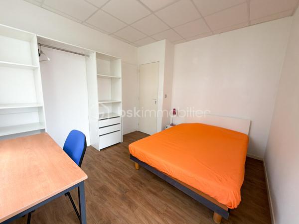 Découvrez cette maison de 180 m² habitables, issue de la réhabilitation d'anciens bureaux en habitation. Son agencement optimisé et ses beaux volumes en font un bien parfaitement adapté à un projet d'investissement locatif, de colocation ou à une grande famille.

Au rez-de-chaussée, vous profiterez d'une vaste pièce de vie réunissant salon, salle à manger et cuisine, créant un espace convivial et fonctionnel. Une buanderie ainsi qu'un WC indépendant complètent ce niveau.
Les deux étages offrent chacun trois chambres, soit un total de six chambres, ainsi qu'une salle d'eau équipée d'une douche, d'une vasque et d'un WC à chaque niveau.
Grâce à sa distribution bien pensée et à sa capacité d'accueil, cette maison représente une belle opportunité pour un projet de colocation ou de location meublée, tout en pouvant convenir à une famille à la recherche de nombreux espaces de vie.
Son histoire et sa transformation lui confèrent un caractère atypique, avec une configuration différente des maisons traditionnelles, offrant ainsi un bien original et fonctionnel.