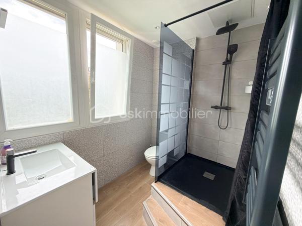 Découvrez cette maison de 180 m² habitables, issue de la réhabilitation d'anciens bureaux en habitation. Son agencement optimisé et ses beaux volumes en font un bien parfaitement adapté à un projet d'investissement locatif, de colocation ou à une grande famille.

Au rez-de-chaussée, vous profiterez d'une vaste pièce de vie réunissant salon, salle à manger et cuisine, créant un espace convivial et fonctionnel. Une buanderie ainsi qu'un WC indépendant complètent ce niveau.
Les deux étages offrent chacun trois chambres, soit un total de six chambres, ainsi qu'une salle d'eau équipée d'une douche, d'une vasque et d'un WC à chaque niveau.
Grâce à sa distribution bien pensée et à sa capacité d'accueil, cette maison représente une belle opportunité pour un projet de colocation ou de location meublée, tout en pouvant convenir à une famille à la recherche de nombreux espaces de vie.
Son histoire et sa transformation lui confèrent un caractère atypique, avec une configuration différente des maisons traditionnelles, offrant ainsi un bien original et fonctionnel.