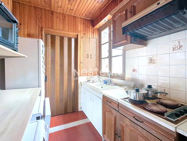 A vendre Dreux Maison 5 pièces 3 chambres, proche commerces et écoles, jardin, cave, garage, parking et dépendance