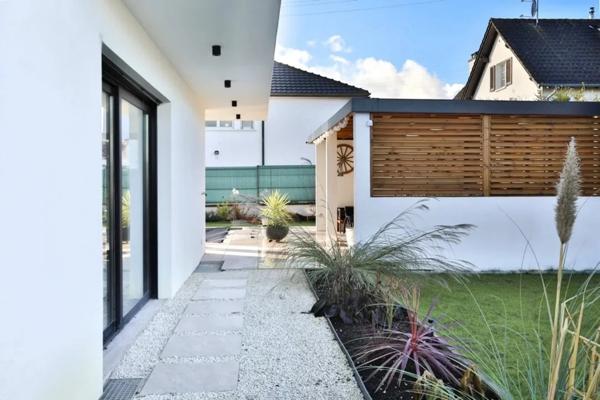 Élégance contemporaine aux portes de la Suisse – Maison d’architecte de 348 m² avec piscine et pool house, cuisine extérieure