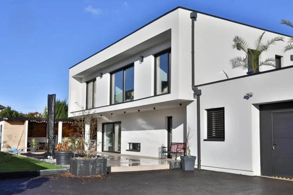 Élégance contemporaine aux portes de la Suisse – Maison d’architecte de 348 m² avec piscine et pool house, cuisine extérieure