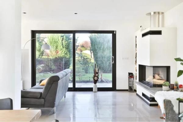 Élégance contemporaine aux portes de la Suisse – Maison d’architecte de 348 m² avec piscine et pool house, cuisine extérieure