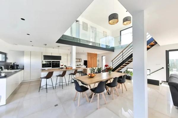 Élégance contemporaine aux portes de la Suisse – Maison d’architecte de 348 m² avec piscine et pool house, cuisine extérieure