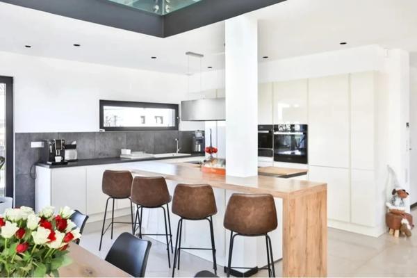 Élégance contemporaine aux portes de la Suisse – Maison d’architecte de 348 m² avec piscine et pool house, cuisine extérieure