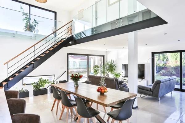 Élégance contemporaine aux portes de la Suisse – Maison d’architecte de 348 m² avec piscine et pool house, cuisine extérieure