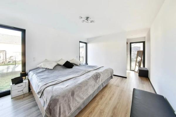 Élégance contemporaine aux portes de la Suisse – Maison d’architecte de 348 m² avec piscine et pool house, cuisine extérieure