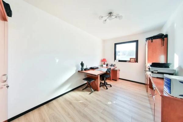 Élégance contemporaine aux portes de la Suisse – Maison d’architecte de 348 m² avec piscine et pool house, cuisine extérieure