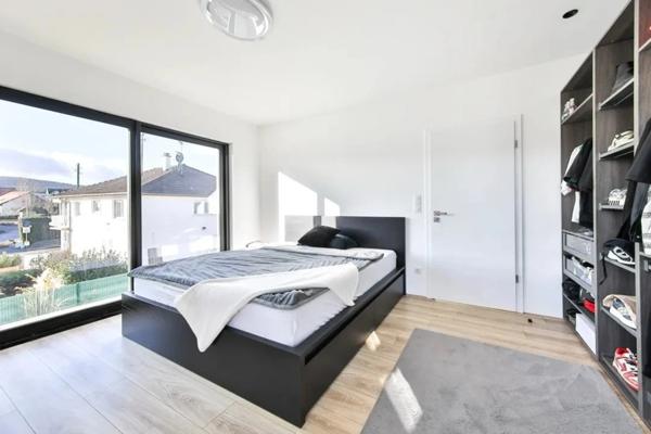 Élégance contemporaine aux portes de la Suisse – Maison d’architecte de 348 m² avec piscine et pool house, cuisine extérieure