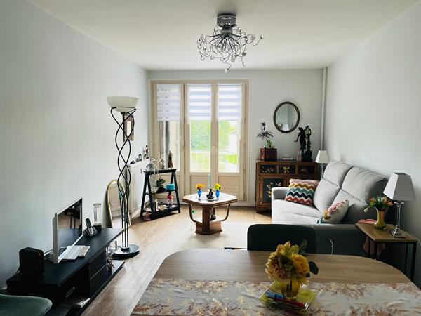 À vendre à La Flèche, venez découvrir cet appartement de 3 pièces idéalement situé et bénéficiant d'une agréable vue sur le Loir.