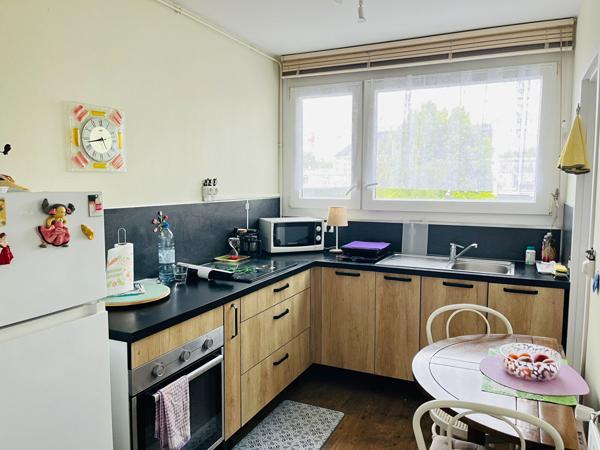 À vendre à La Flèche, venez découvrir cet appartement de 3 pièces idéalement situé et bénéficiant d'une agréable vue sur le Loir.