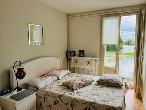 À vendre à La Flèche, venez découvrir cet appartement de 3 pièces idéalement situé et bénéficiant d'une agréable vue sur le Loir.