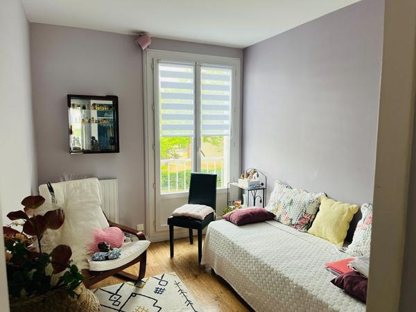 À vendre à La Flèche, venez découvrir cet appartement de 3 pièces idéalement situé et bénéficiant d'une agréable vue sur le Loir.