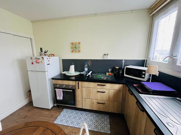 À vendre à La Flèche, venez découvrir cet appartement de 3 pièces idéalement situé et bénéficiant d'une agréable vue sur le Loir.