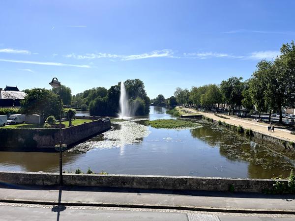 À vendre à La Flèche, venez découvrir cet appartement de 3 pièces idéalement situé et bénéficiant d'une agréable vue sur le Loir.