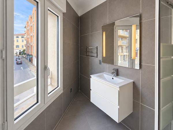 Appartement
         2 pièces
        - 43 m² Exclusivité 205 000 €*