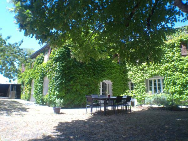 CHATEAUBERNARD A Vendre Maison 8 Pièces avec Studio 2 Pièces