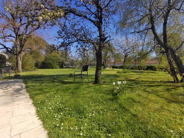 CHATEAUBERNARD A Vendre Maison 8 Pièces avec Studio 2 Pièces