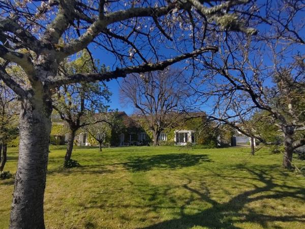 CHATEAUBERNARD A Vendre Maison 8 Pièces avec Studio 2 Pièces