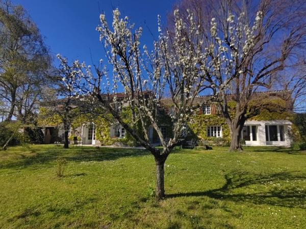 CHATEAUBERNARD A Vendre Maison 8 Pièces avec Studio 2 Pièces