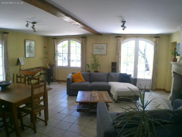 CHATEAUBERNARD A Vendre Maison 8 Pièces avec Studio 2 Pièces