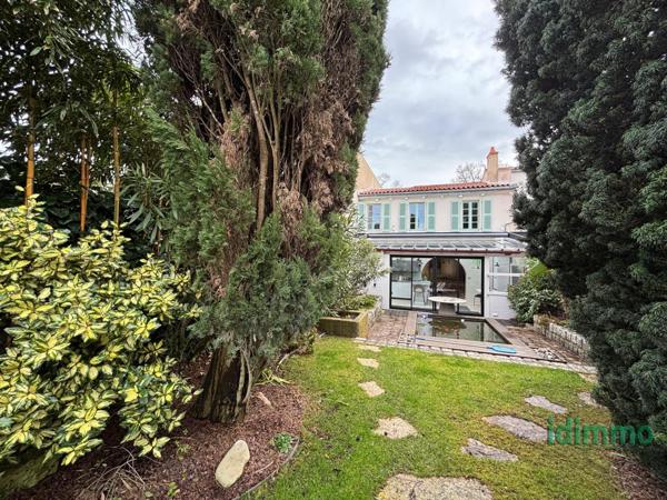 DEMEURE ANCIENNE DE 180 M2 AVEC SON STUDIO. RENOVEE EN 2022 SUR UN TERRAIN CLOS DE 300 M2 .AU COEUR DE LA ROCH La Rochelle (17000)