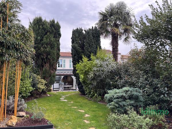 DEMEURE ANCIENNE DE 180 M2 AVEC SON STUDIO. RENOVEE EN 2022 SUR UN TERRAIN CLOS DE 300 M2 .AU COEUR DE LA ROCH La Rochelle (17000)