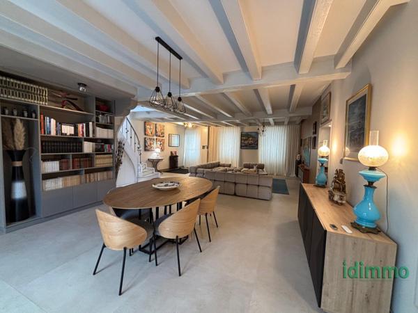 DEMEURE ANCIENNE DE 180 M2 AVEC SON STUDIO. RENOVEE EN 2022 SUR UN TERRAIN CLOS DE 300 M2 .AU COEUR DE LA ROCH La Rochelle (17000)