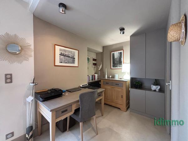 DEMEURE ANCIENNE DE 180 M2 AVEC SON STUDIO. RENOVEE EN 2022 SUR UN TERRAIN CLOS DE 300 M2 .AU COEUR DE LA ROCH La Rochelle (17000)