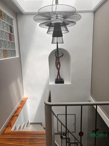 DEMEURE ANCIENNE DE 180 M2 AVEC SON STUDIO. RENOVEE EN 2022 SUR UN TERRAIN CLOS DE 300 M2 .AU COEUR DE LA ROCH La Rochelle (17000)