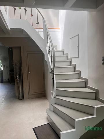 DEMEURE ANCIENNE DE 180 M2 AVEC SON STUDIO. RENOVEE EN 2022 SUR UN TERRAIN CLOS DE 300 M2 .AU COEUR DE LA ROCH La Rochelle (17000)