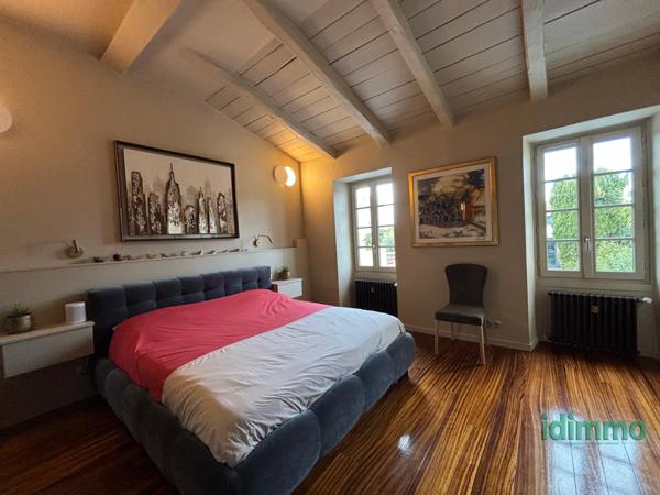 DEMEURE ANCIENNE DE 180 M2 AVEC SON STUDIO. RENOVEE EN 2022 SUR UN TERRAIN CLOS DE 300 M2 .AU COEUR DE LA ROCH La Rochelle (17000)