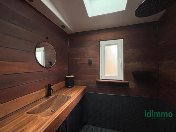 DEMEURE ANCIENNE DE 180 M2 AVEC SON STUDIO. RENOVEE EN 2022 SUR UN TERRAIN CLOS DE 300 M2 .AU COEUR DE LA ROCH La Rochelle (17000)